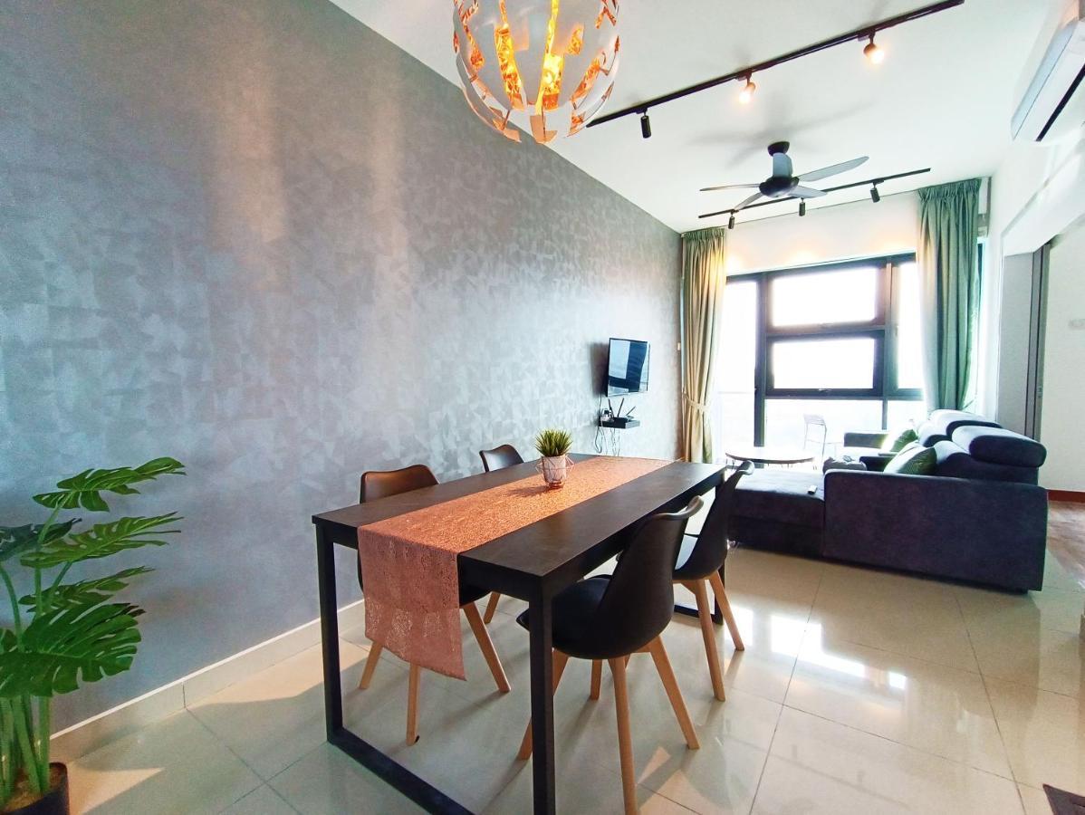 Netflix # Sky Near Jaya One By Salaam Suites, 2 Pax *