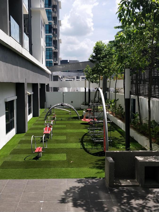 Netflix # Sky Near Jaya One By Salaam Suites, 2 Pax